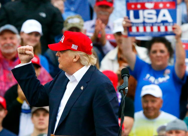 Donald Trump er taget på turne for at takke sine tilhængerne. I går var han i Mobile, Alabama. Han har dog også stadig tid til at passe sin Twitter-konto. 