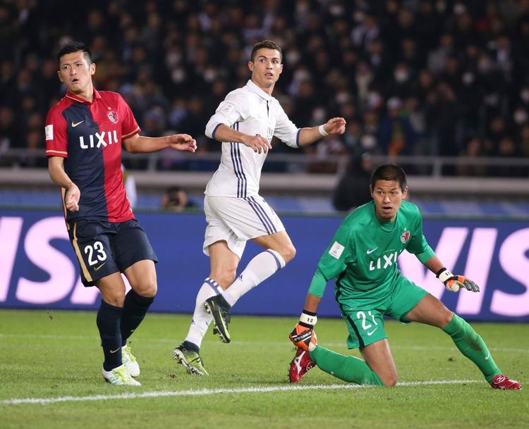 Real Madrids Cristiano Ronaldo (midt) blev den afgørende figur mod Kashima Antlers i Yokohama, men det holdt hårdt for den spanske storklub at hive titlen hjem.
 