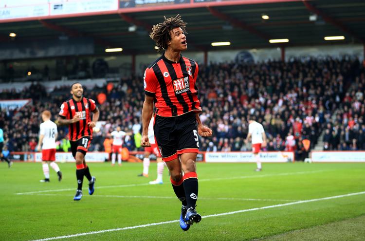 Bournemouths 21-årige hollænder Nathan Aké fejrer en smuk hovedstødsscoring i den indledende fase af søndagsopgøret mod Southampton. Aké er lejet hos topholdet Chelsea.

 