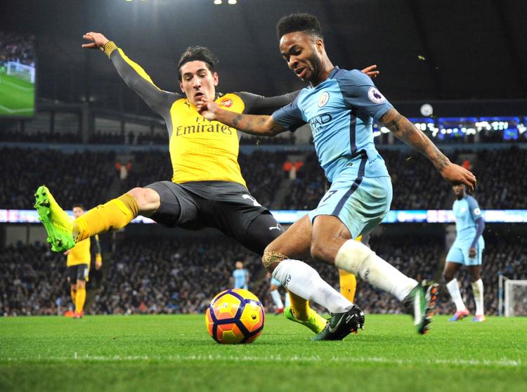 Manchester City-målscorer Raheem Sterling presser i denne situation Arsenals højre back Hector Bellerin under søndagens kamp på Etihad i Manchester. 