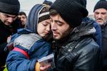 26-årige Muhammed Salih og hans søn er nogle af dem, som er kommet ud af Aleppo, inden evakueringen gik i stå. I dag krydsede de grænsen til Tyrkiet.  
