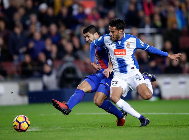 Luis Suarez (tv.) viste sin enorme fysiske styrke, da han bankede 1-0-målet ind. Han er nu delt topscorer i La Liga med 12 mål sammen med  Lionel Messi, mens Cristiano Ronaldo har scoret 10.  