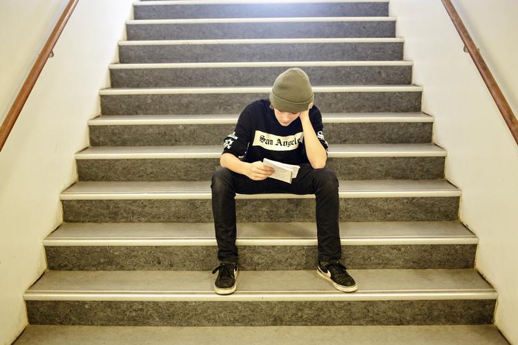 Ifølge Rockwoolfonden mangler en familie med to forældre og tre teenagebørn hver måned over 2.000 kroner for at kunne leve en beskeden tilværelse på et minimumsbudget, hvor der trods alt blandt andet er råd til sund mad. 