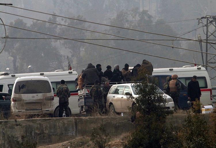 Civile stimler sammen for at blive evakueret fra det østlige Aleppo. 