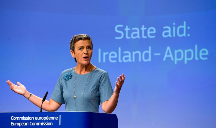 Anklaget. Margrethe Vestager har som EU's konkurrencekommissær afgjorde i august, at Irland har ladet Apple betale for lidt i skat. Nu svarer begge igen. 