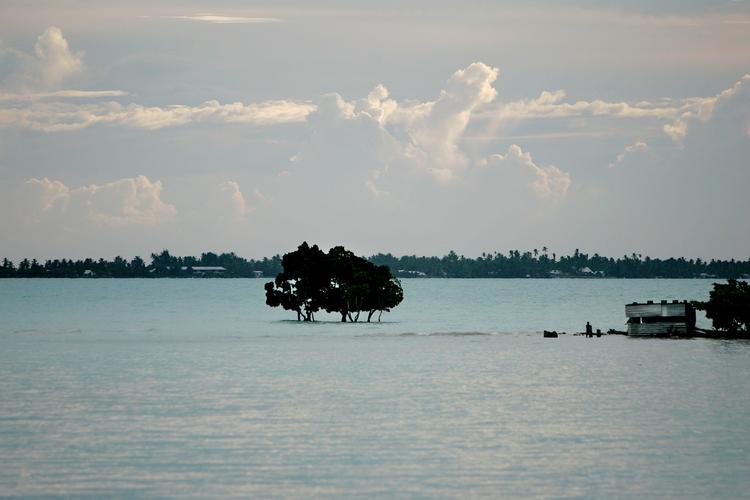 Østaten Kiribati mellem Hawaii og Australien spåes i løbet af nogle årtier at være ubeboelig på grund af global opvarmning.  