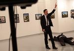 Angriberen, der skød den russiske ambassadør i Ankara, råbte ifølge øjenvidner 'Hævn for Aleppo', skriver AFP 