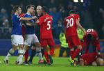 Imponerende nok kunne den liggende Jordan Henderson spille videre efter et grimt frispark, begået af Ross Barkley. 