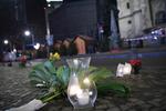 Blomster og lys er sat frem ved Gedächtniskirche i Berlin efter mandagens angreb.  