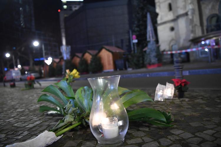 Blomster og lys er sat frem ved Gedächtniskirche i Berlin efter mandagens angreb.  