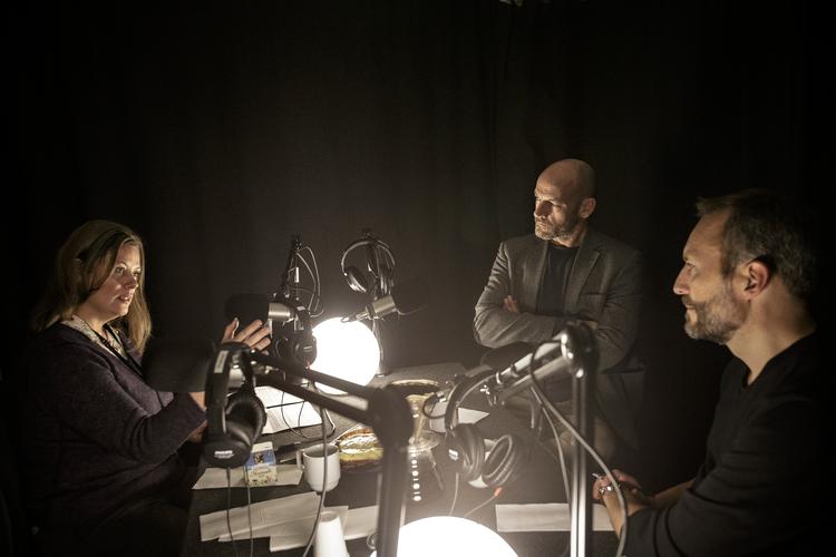 Der var en rigtig studentermenu - kaffe fra Aldi og citronmåne fra naboen - på bordet i studiet i Kestlers Kaffeklub om uddannelsesloftet. Amalie Kestler sammen med Stefan Hermann og Jacob Fuglsang.   