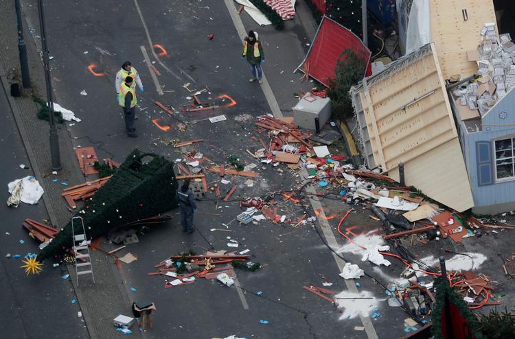 Et væltet juletræ og resterne af de smadrede markedsboder vidner om terrorangrebet i Berlins centrum. 