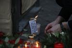 En person ved lys og blomster, tirsdag formiddag på Markedet på Breitscheidplatz foran Gedächtniskirke i det centrale Berlin.  