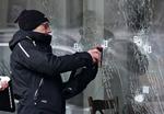 En af politiets teknikere efterforskere skudhuller fra sidste års terrorangreb i København. I år er Danmark blevet forskånet for angreb. 