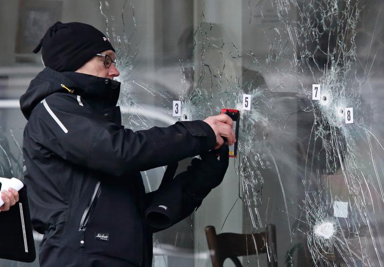 En af politiets teknikere efterforskere skudhuller fra sidste års terrorangreb i København. I år er Danmark blevet forskånet for angreb. 