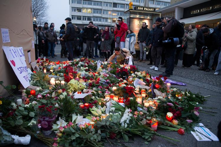 Sørgende i Berlin lægger blomster og  mindes de dræbte for det formodede lastvognsangreb.
 