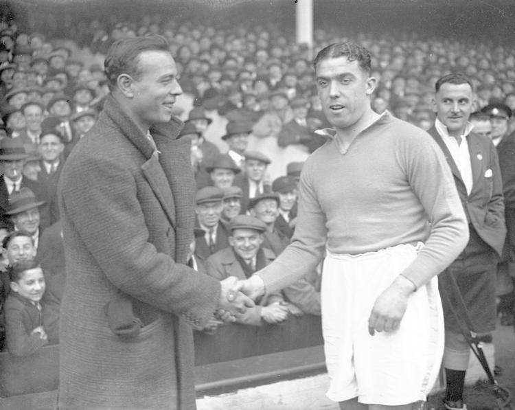 Dixie Dean, der her hilser på den spanske målmand Ricard Zamora i 1931 i London, sagde engang om chancen for at slette hans rekord på 60 mål i samme sæson: »Måske, men der er kun én, der kan gøre det. Ham, der kan gå på vandet«. 