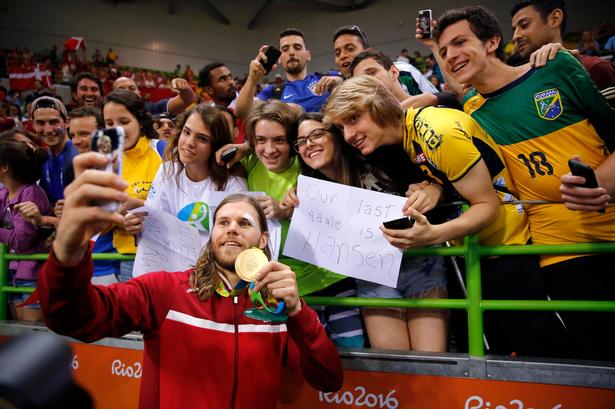 Ovre i håndboldhallen - da det hele var slut - var ham her altså nødt til at tage en selfie. For deres efternavn var OGSÅ Hansen! 