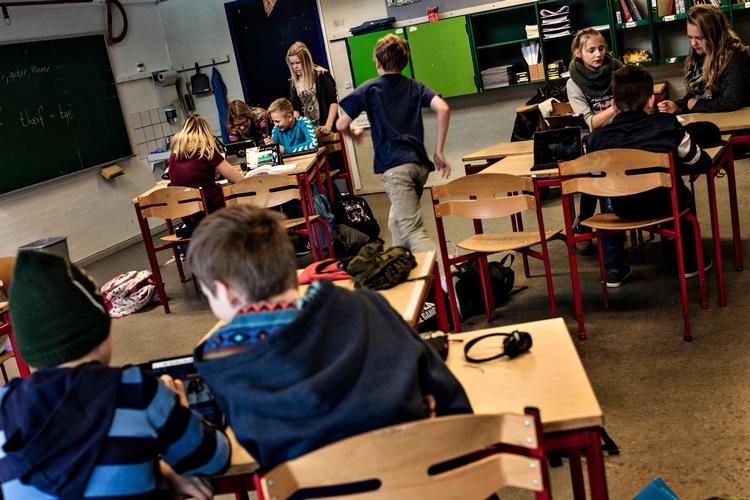 Klasser med flere og flere elever bekymrer både forskere og undervisningsminister Merete Riisager (arkivfoto). 