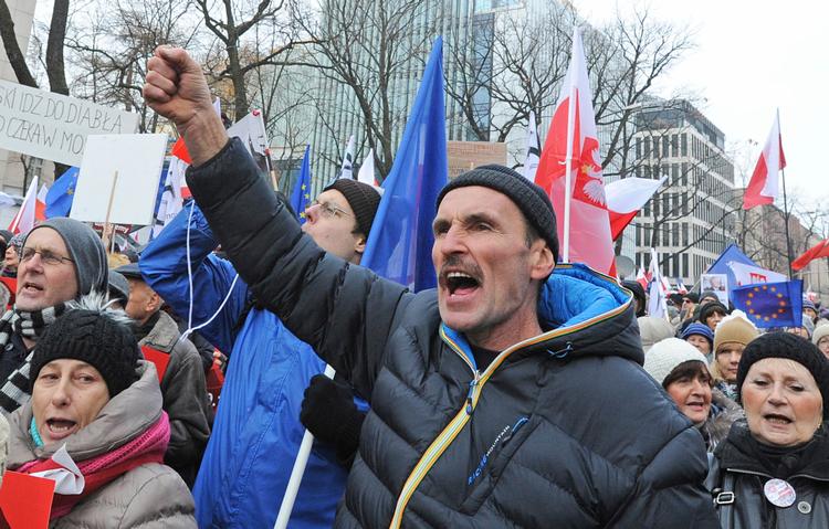 Demokrati. Tusinder af polakker demonstrerede i weekenden foran landets parlament og forfatningsdomstolen i protest mod, at regeringen griber ind i domstolenes uafhængighed og mediernes frihed. 