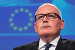 EU-kommissionens næstformand, Frans Timmermans, advarer Polens regering om, at der kan komme sanktioner på grund af brud på grundlæggende demokratiske principper i landet. 