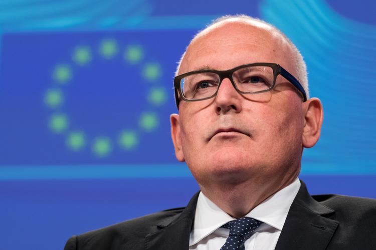 EU-kommissionens næstformand, Frans Timmermans, advarer Polens regering om, at der kan komme sanktioner på grund af brud på grundlæggende demokratiske principper i landet. 