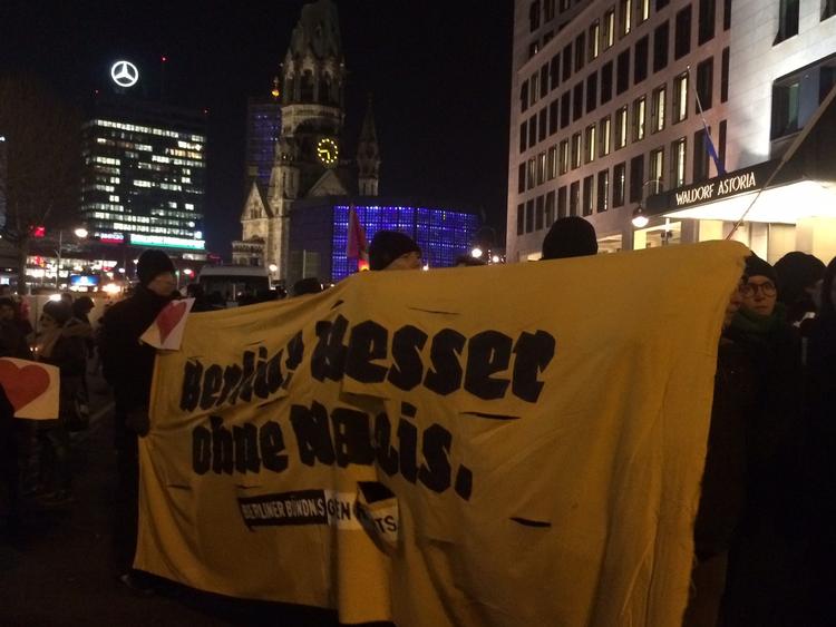 Højrenationalister demonstrerer mod Merkels asylpolitik, efter lastbilsangrebet i Berlin mandag aften. En venstreorienteret moddemonstration er mødt op med budskabet: »Berlin er bedre uden nazister«. 