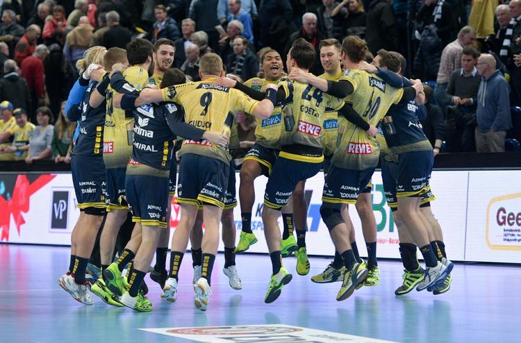 Mads Mensah og hans holdkammerater hos Rhein-Neckar Löwen fejrer onsdag aften sejren i topkampen på udebane over Kiel. Titelkursen holdes.
 