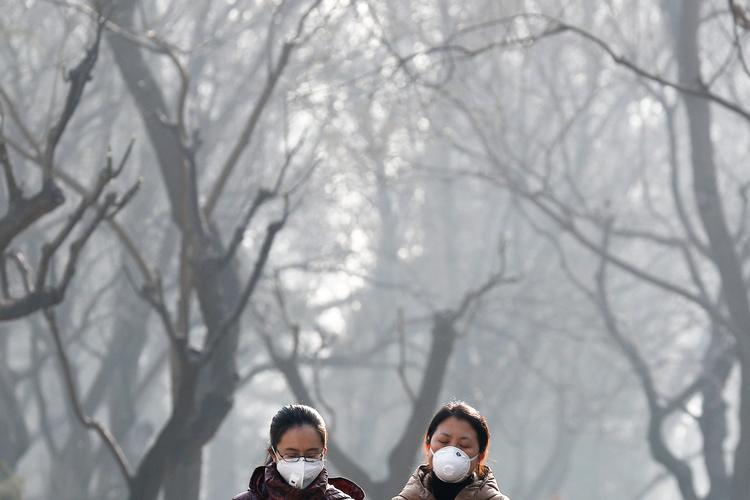 Kinesiske kvinder bærer masker mod luftforureningen. Flere rejsebureauer  fortæller om kinesere i titusindvis, der forsøger at slippe ud af hovedstaden og de omkringliggende byer. 