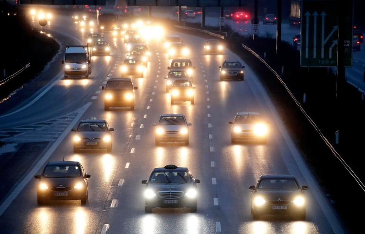 Juletrafikken på de danske motorveje vil for alvor tage til i morgen mellem klokken 14 og 20, siger Vejdirektoratet. 