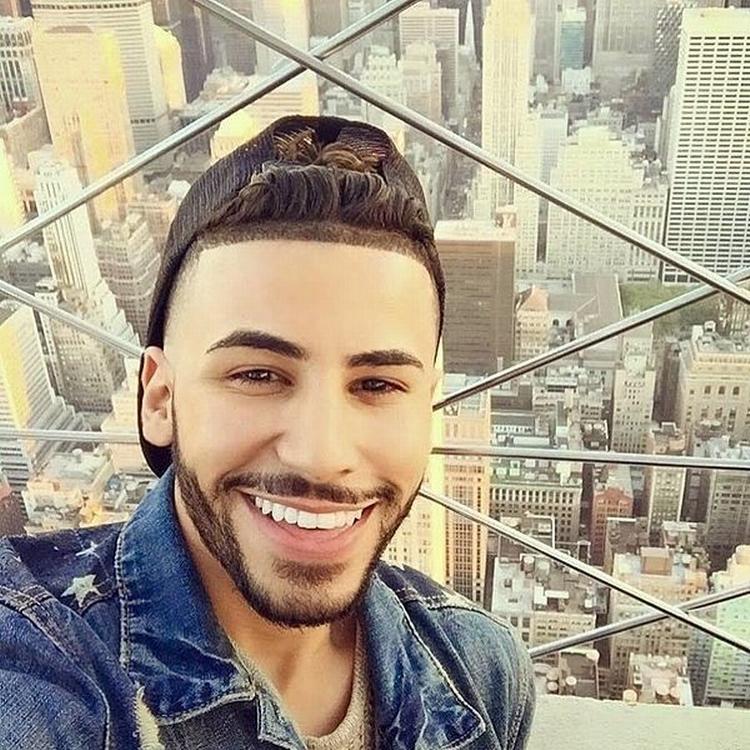 Adam Saleh er en kendt spøgefugl på Youtube, hvor han ofte går bevidst provokerende efter at fremkalde en reaktion i det offentlige rum.   