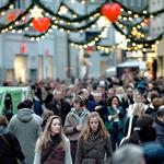 Strøget i juletravle december betragtes kun af afgivere som et tempel for indre ro. Her er både trængsel og alarm. Og den arme studentermedhjælper, der har forfattet denne billedtekst får faktisk næsten stress over, at han stadig mangler ca. alle julegaver her den 23. december. 