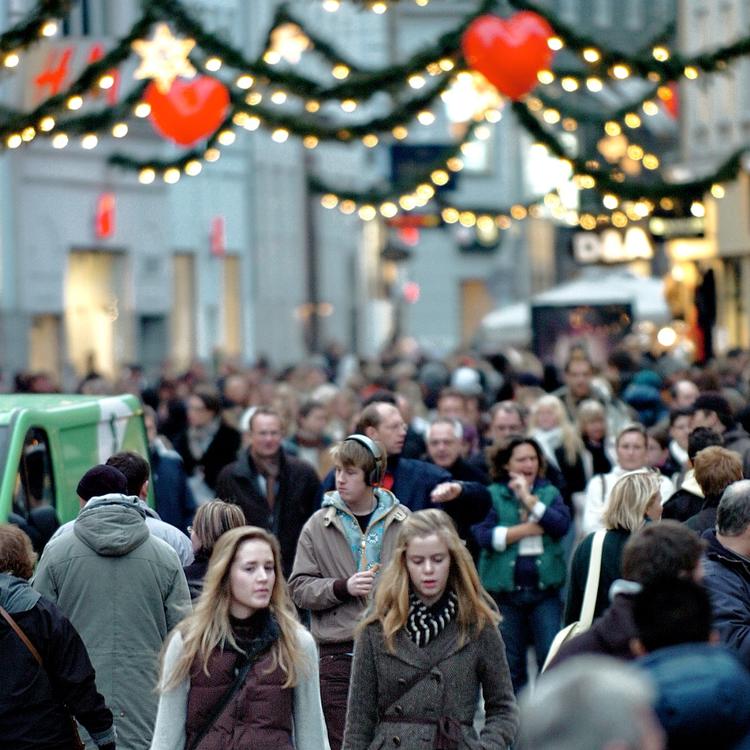 Strøget i juletravle december betragtes kun af afgivere som et tempel for indre ro. Her er både trængsel og alarm. Og den arme studentermedhjælper, der har forfattet denne billedtekst får faktisk næsten stress over, at han stadig mangler ca. alle julegaver her den 23. december. 