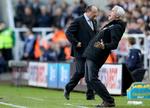 Dette er nu fortid - Alan Pardew i spidsen for Crystal Palace med plads til underholdning på sidelinjen. Her en situation fra en kamp i Newcastle på St. James' Park i foråret 2016. 