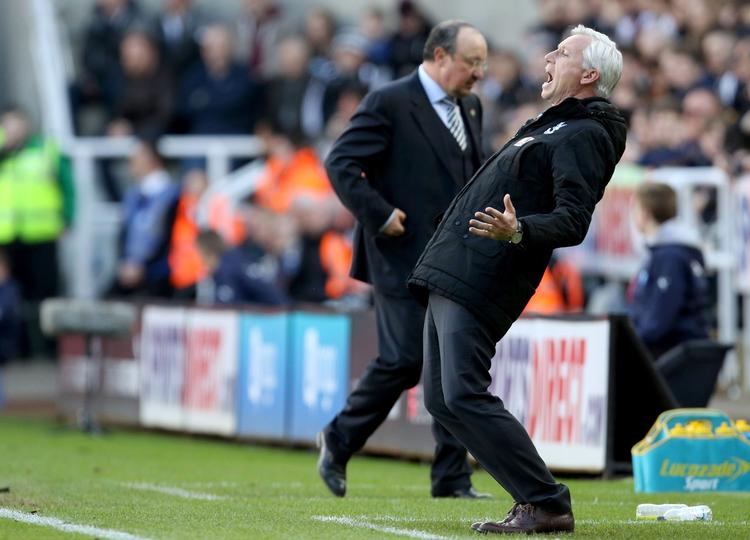 Dette er nu fortid - Alan Pardew i spidsen for Crystal Palace med plads til underholdning på sidelinjen. Her en situation fra en kamp i Newcastle på St. James' Park i foråret 2016. 