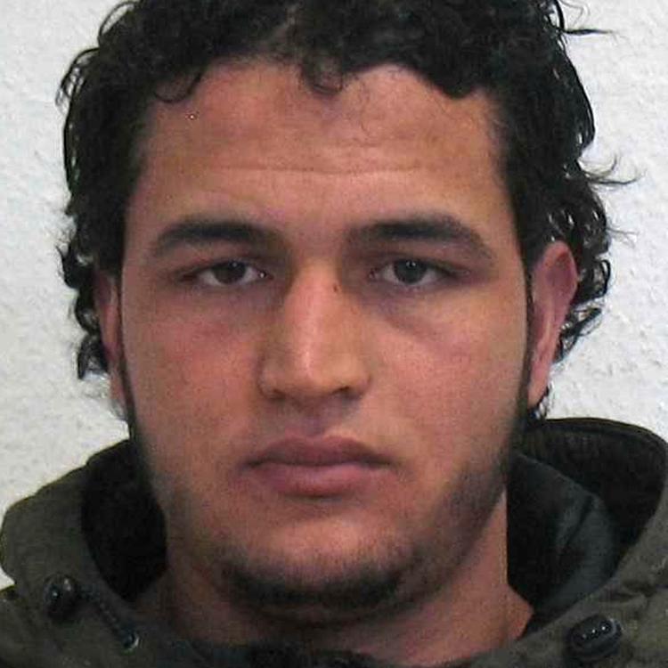 Tysk politi har udsendt dette billede i deres efterlysning af 24-årige Anis Amri. 