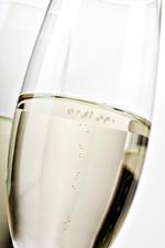 Bobler skal der til! Nytåret er lige om hjørnet. Bliv klogere på hvilke mousserende vine og champagner du skal erhverve dig til lejligheden.  