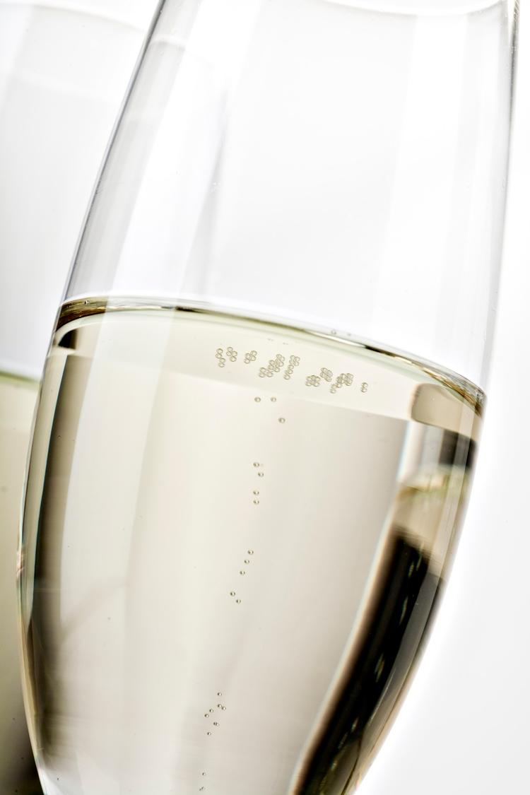 Bobler skal der til! Nytåret er lige om hjørnet. Bliv klogere på hvilke mousserende vine og champagner du skal erhverve dig til lejligheden.  