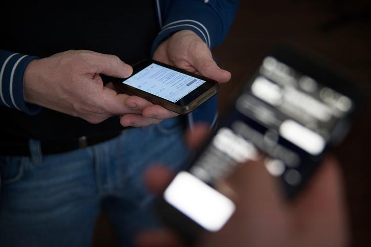 Hallooo På arbejde med mobiltelefonen