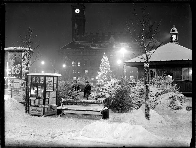 Juletræssælger på en snedækket Rådhusplads i julen 1933. Dengang var der julestemning til. 