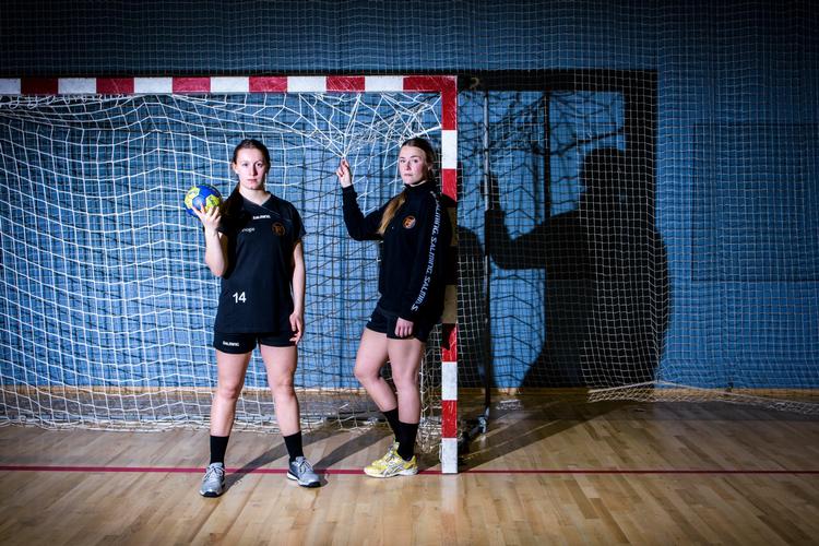 Mai Kragballe (tv.) og Ronja Johansen (th.) vandt tidligere på året U20 VM sammen med resten af ungdomslandsholdet. Sejren var den sidste i deres ungdomskarriere, og nu går de efter at blive etablerede ligaspillere - og på sigt er målet a-landsholdet.  