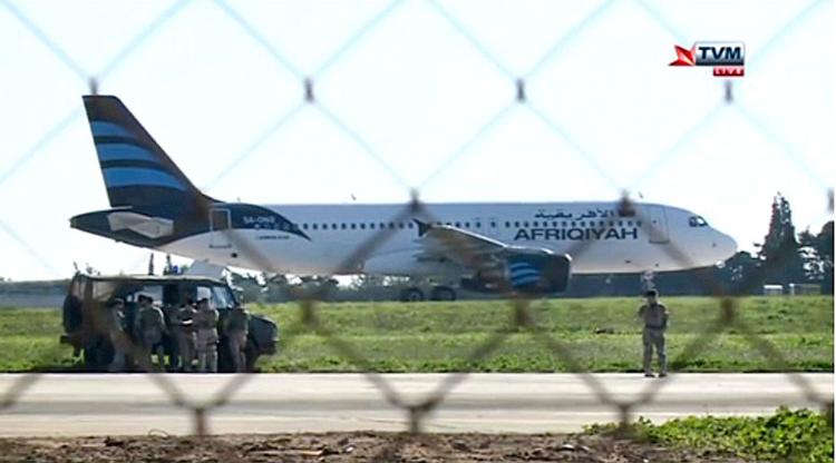 117 personer blev holdt som gidsler af de to flykaprer, da flyet landede på Malta. 