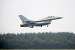 Syv F-16-fly, som Danmark sender af sted for at bombe den voldelige islamistiske gruppe Islamisk Stat (IS), letter fra Flyvestation Skrydstrup i 2014. 