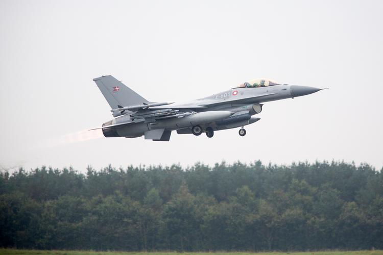 Syv F-16-fly, som Danmark sender af sted for at bombe den voldelige islamistiske gruppe Islamisk Stat (IS), letter fra Flyvestation Skrydstrup i 2014. 