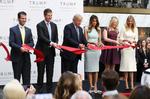 Den kommende præsident Trump med sin familie i oktober, da han indviede et af sine hoteller: Trump International Hotel i Washington. Hans forretningsimperium udgør en interessekonflikt for den kommende præsident. (AP Photo/Manuel Balce Ceneta) 
