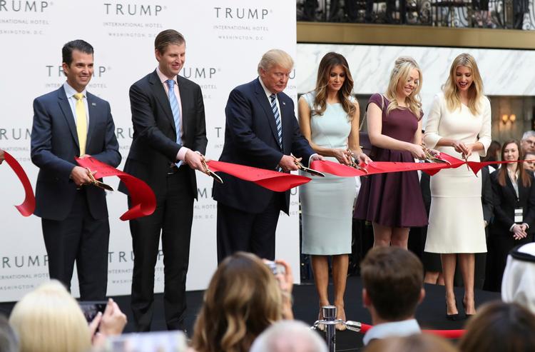Den kommende præsident Trump med sin familie i oktober, da han indviede et af sine hoteller: Trump International Hotel i Washington. Hans forretningsimperium udgør en interessekonflikt for den kommende præsident. (AP Photo/Manuel Balce Ceneta) 