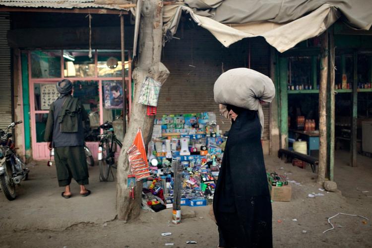 De flere hundrede millioner kroner i årlig omsætning fra  opiumshandel kan ikke ses i Gereshks gadebillede. Men opium og broen over Helmandfloden gør byen vigtig for både Taleban og krigens andre parter. 