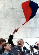 Boris Jeltsin svinger det Russiske flag fra Parlamentets Top,
Moskva 23. august 1991.
Foto: Carsten Ingemann 