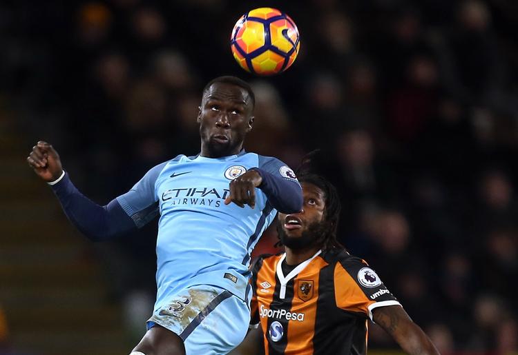 Manchester Citys Bacary Sagna kommer først i en hovedstødsduel mod Hull, der sloges forgæves mandag aften.  