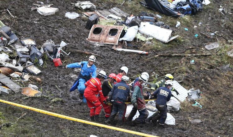71 omkom ved flystyrtet, mens seks overlevede. 